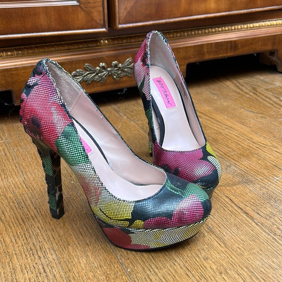 Heels - Picture 1 of 2